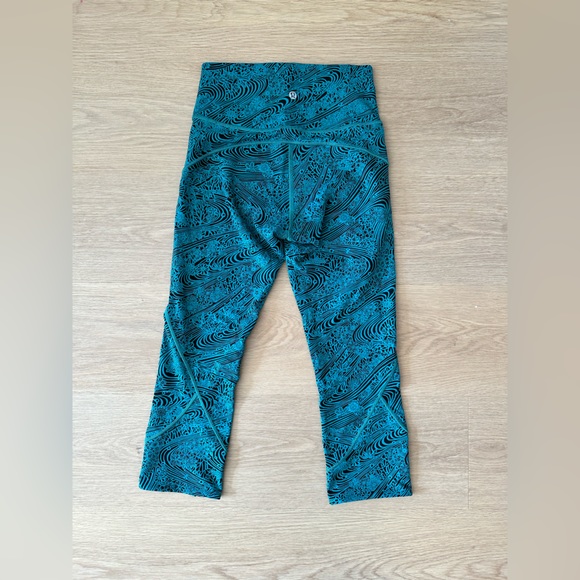 Lululemon In Movement Crop *Everlux 19" - Picture 3 of 6